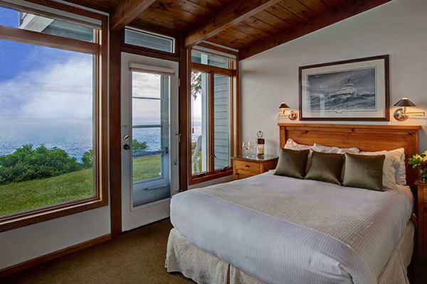 Cabin bedroom on lake